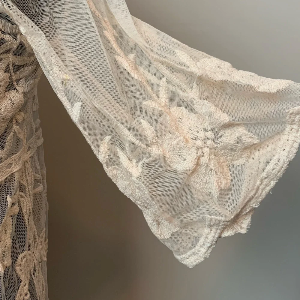 VICI Lace Kimono - Picture 5 of 8